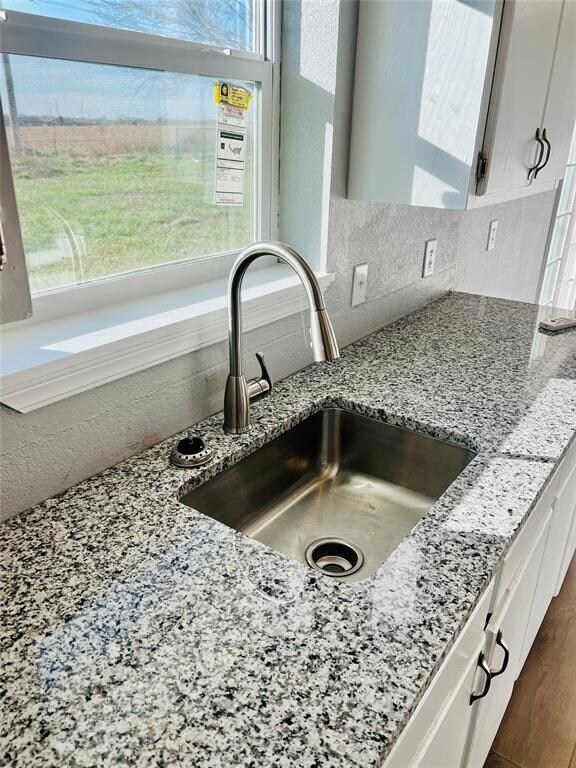 Room details featuring tasteful backsplash and sin