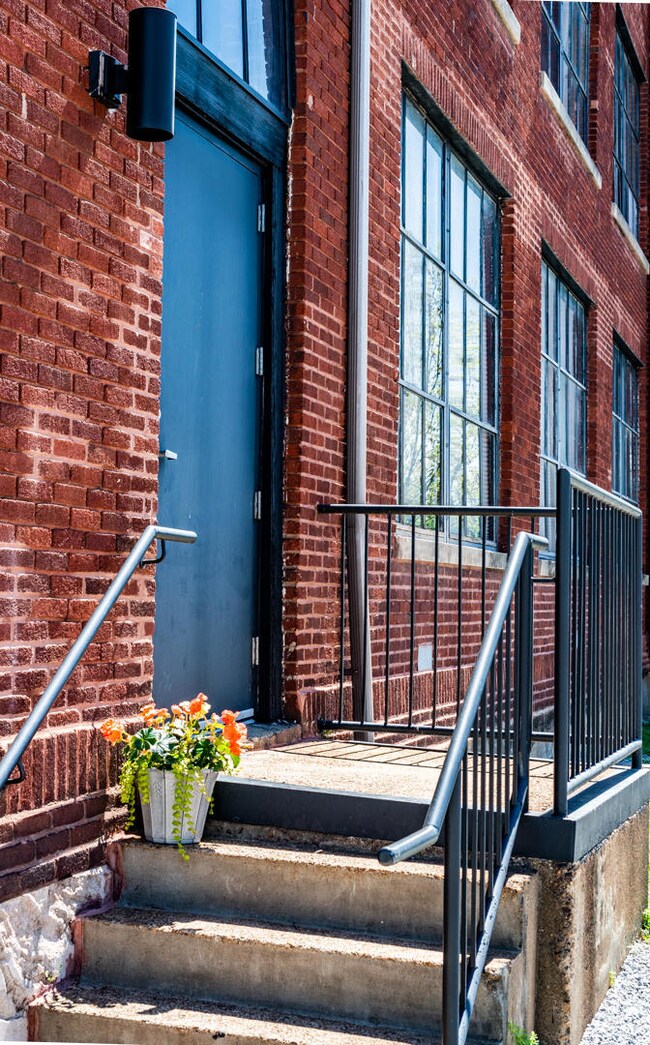 Entryway with stoop