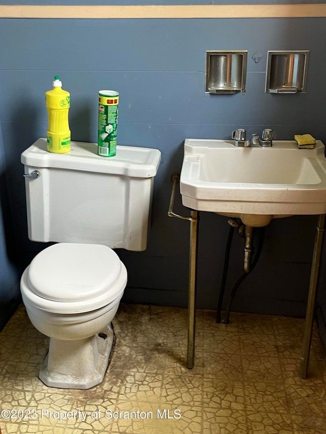 630 E Warren St, Dunmore, PA 18512 - photo 5