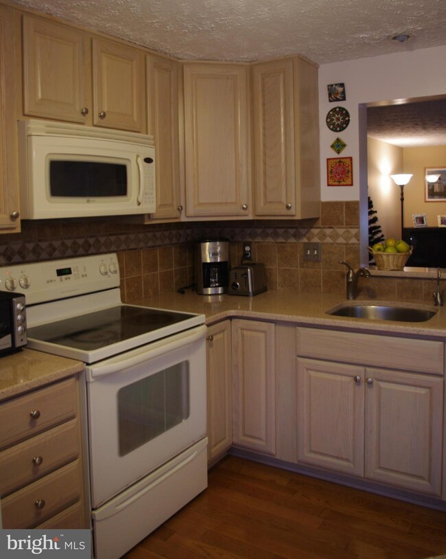 1525 Autumn Ridge Cir, Reston, VA 20194 - photo 3