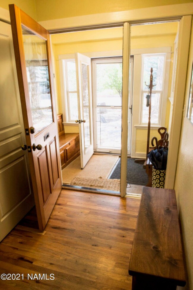 Entry to mudroom resize FOP_3039