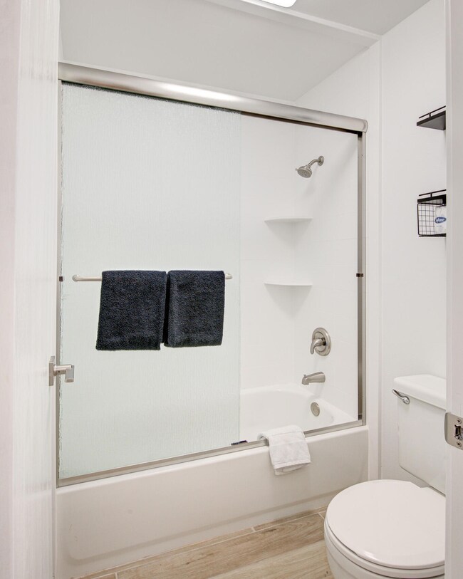 (5) Bathroom with a tub and shower bath