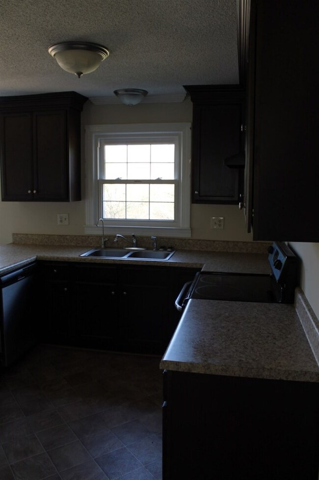 906 Greenway Rd, Jacksonville, NC 28546 - photo 3