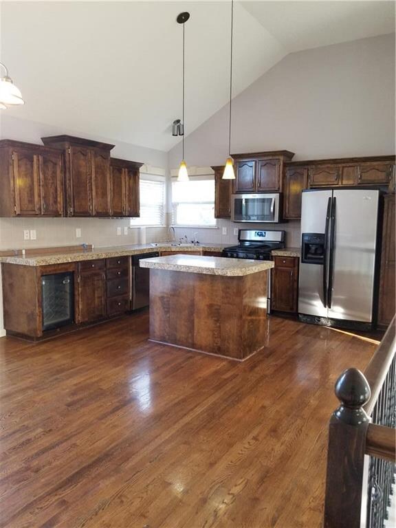 401 Eagle Glen Dr, Raymore, MO 64083 - photo 2