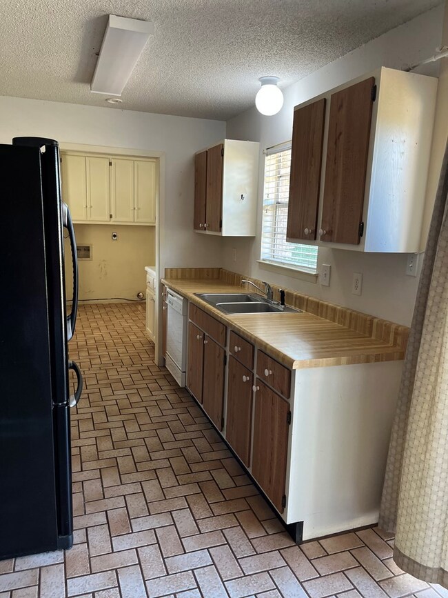 204 Glenmoor Dr, Fredericksburg, TX 78624 - photo 4