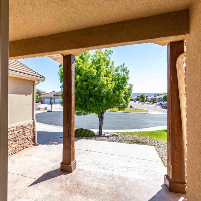 007_2594 S 2220 E Cir_StG_Ut7