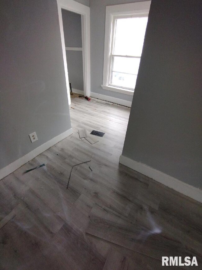 1421 Grand Ave, Davenport, IA 52803 - photo 5
