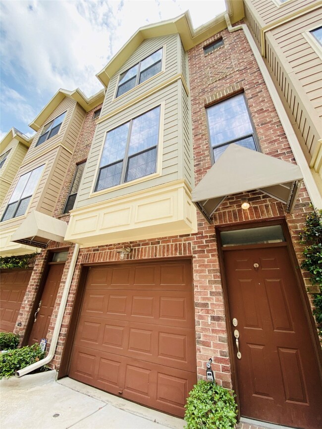 Welcome home to 4812 La Branch #10.