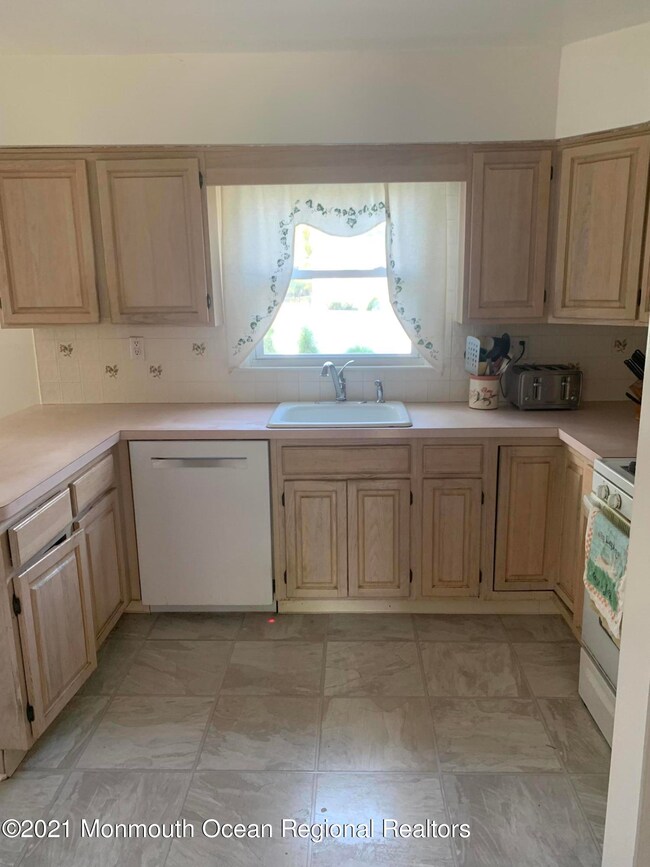 11 Locust Terrace, Middletown, NJ 07748 - photo 5