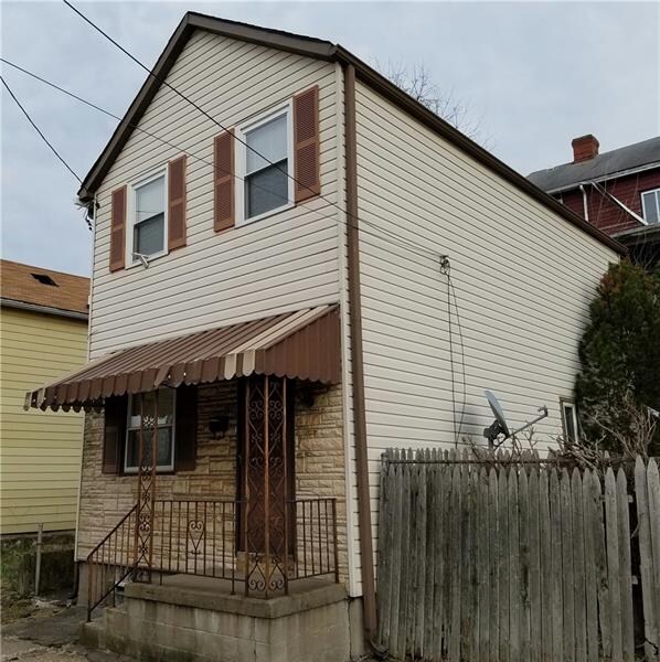 Side view with small enclosed yard and adjacent pa