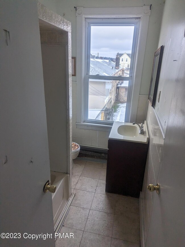 555 Grant St, Hazleton, PA 18201 - photo 5