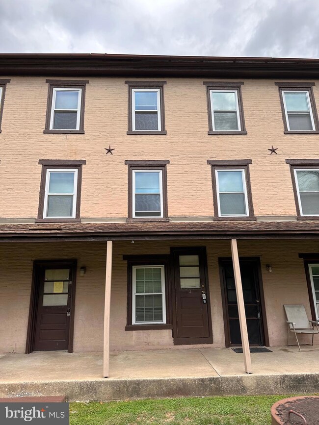 2152 Farmington Ave unit 4, Boyertown, PA 19512 - photo 4