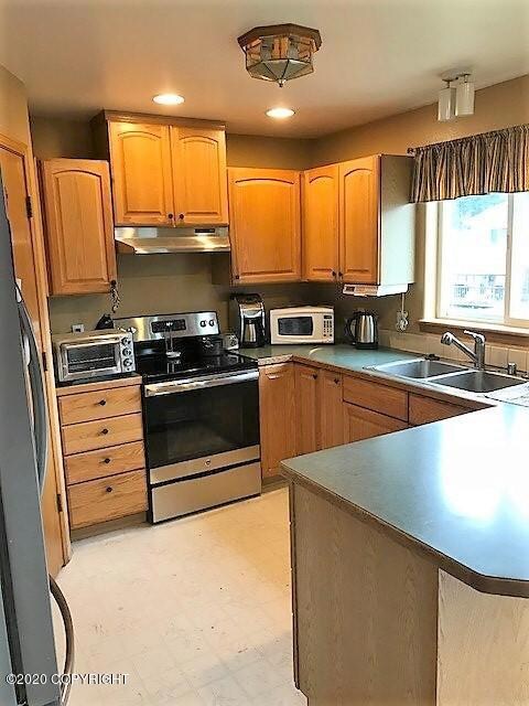 4065 Cliffside Rd - Kitchen
