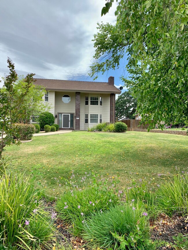 2833 Starlight Blvd, Redding, CA 96001 - photo 2