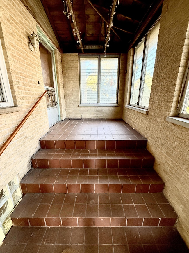 Spacious Front Porch/Entry