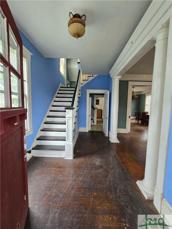 Foyer- has double stairs