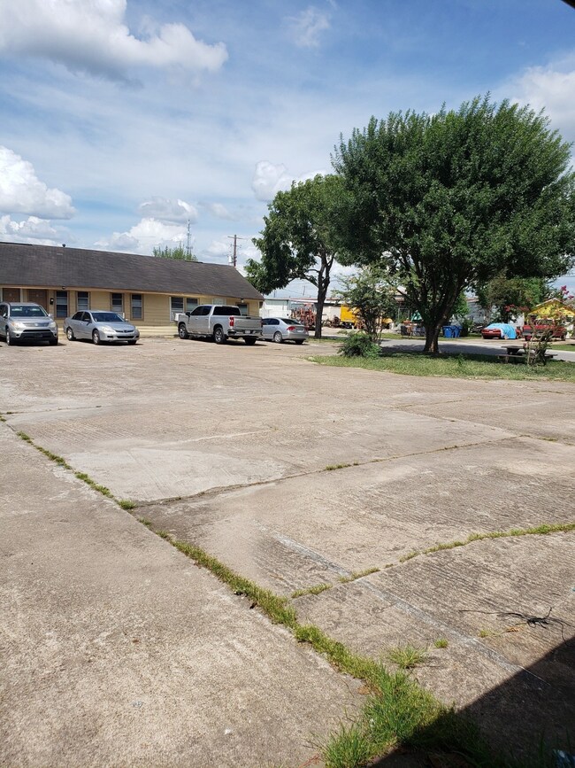 1026 Kansas St unit 3, Rosenberg, TX 77471 - photo 2