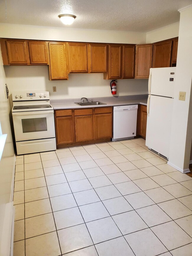 2 Sutton Dr unit P-04, Matawan, NJ 07747 - photo 7