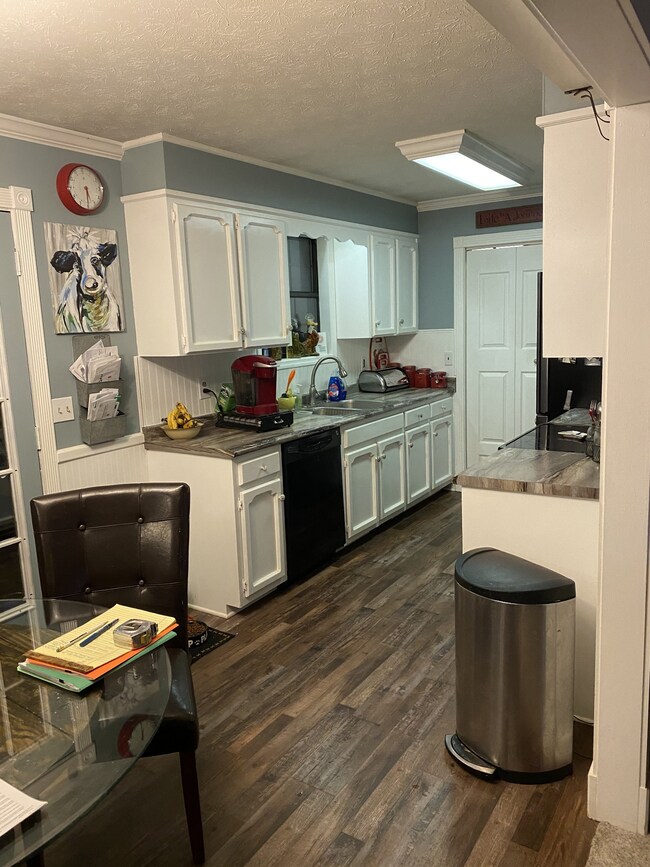 Super nice Eat-In Kitchen!