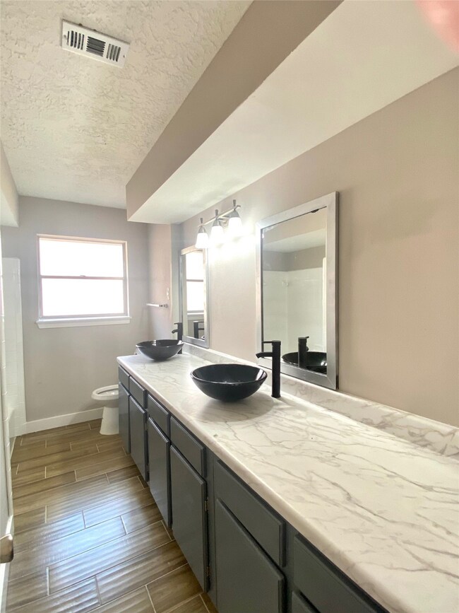 8318 Misty Vale Ln, Houston, TX 77075 - photo 7