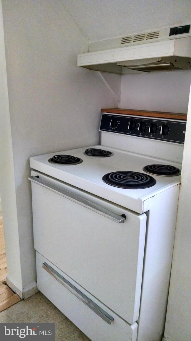 807 Hollins St unit 2, 2ND FLOOR, Baltimore, MD 21201 - photo 3