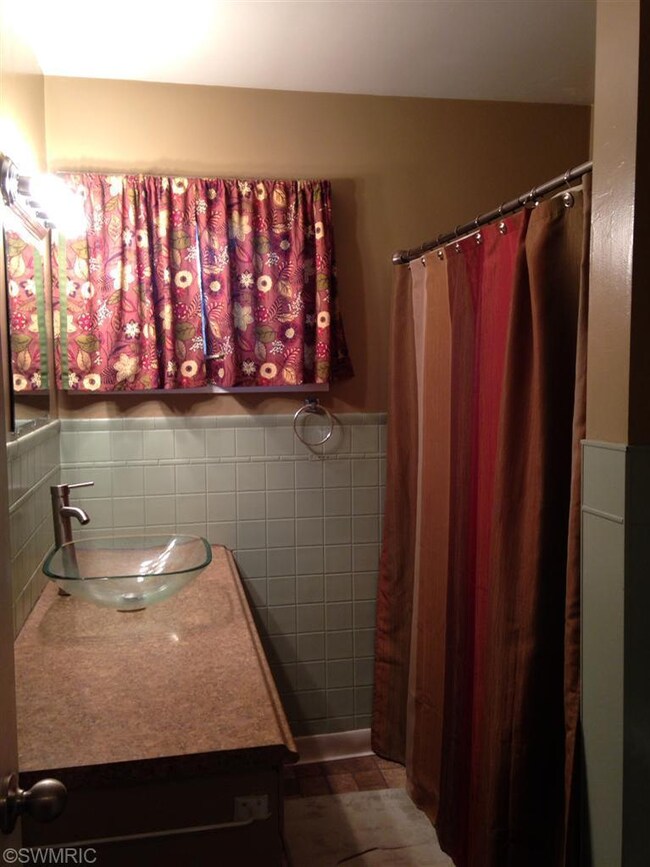 328 N Locust St, Wayland, MI 49348 - photo 4