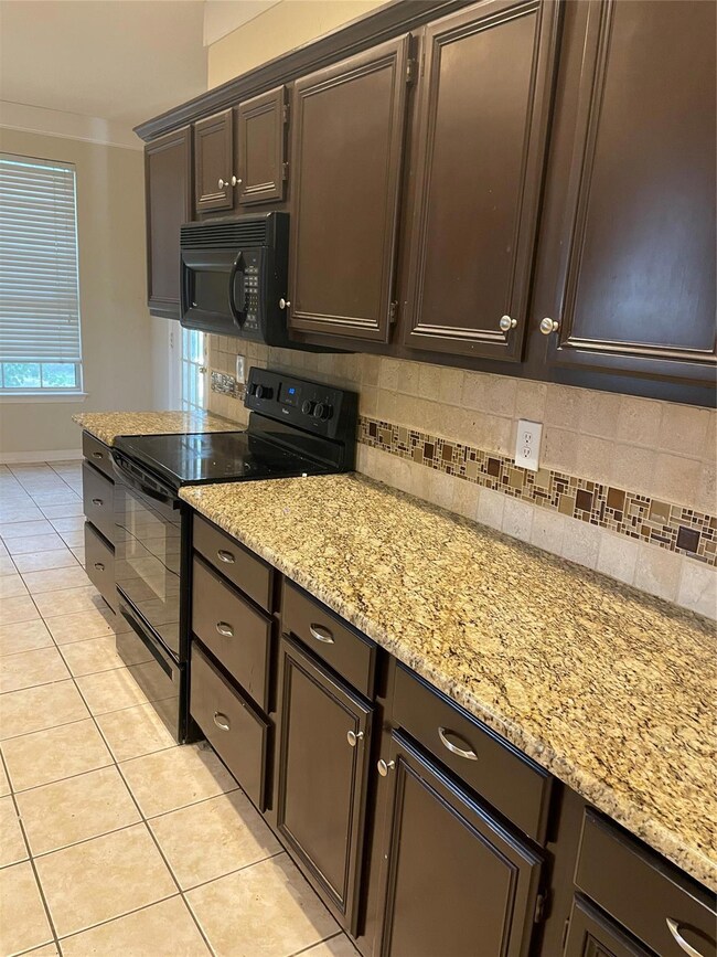 401 Parkview Ct, Hurst, TX 76053 - photo 6