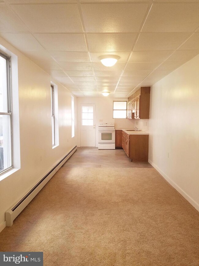 933 Pike St, Reading, PA 19604 - photo 5