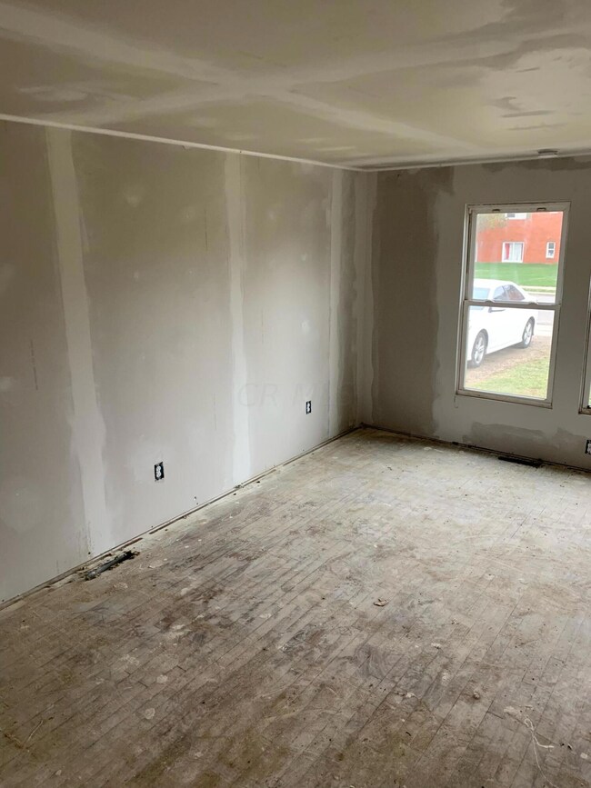 3733-3735 Briggs Rd, Columbus, OH 43228 - photo 5