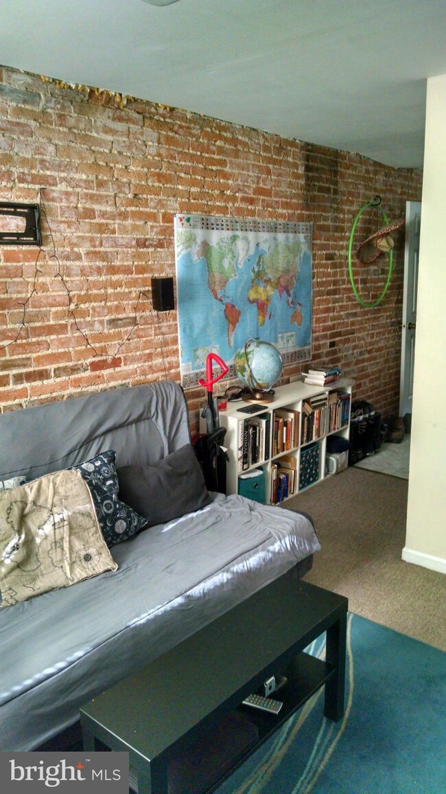 807 Hollins St unit 3 THIRD FLOOR, Baltimore, MD 21201 - photo 2