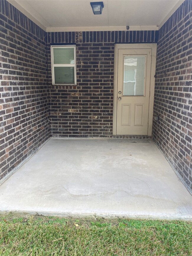 1316 W Dumble St, Alvin, TX 77511 - photo 4