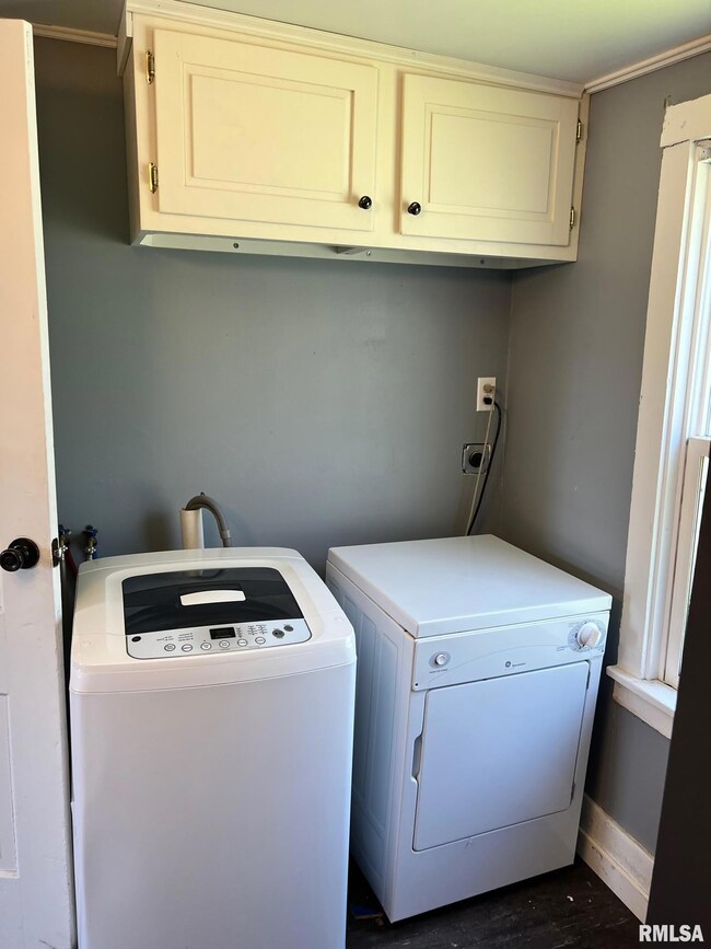 1329 1/2 Washington St, Davenport, IA 52804 - photo 6