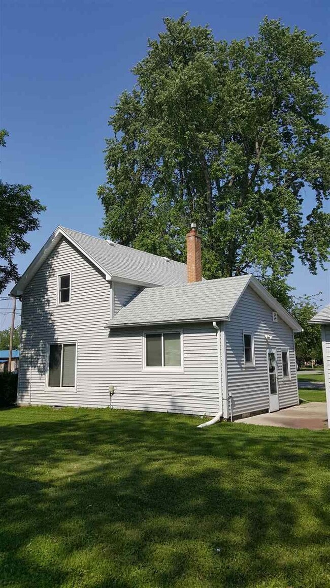 606 W 2nd St, Cedar Falls, IA 50613 - photo 2