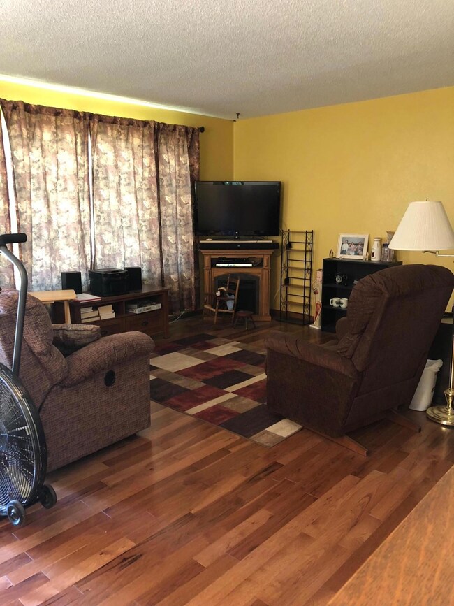 607 4th Ave SE, Jamestown, ND 58401 - photo 2