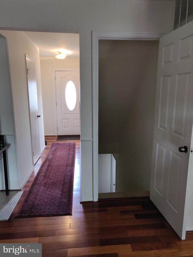 9686 Lindenbrook St, Fairfax, VA 22031 - photo 3