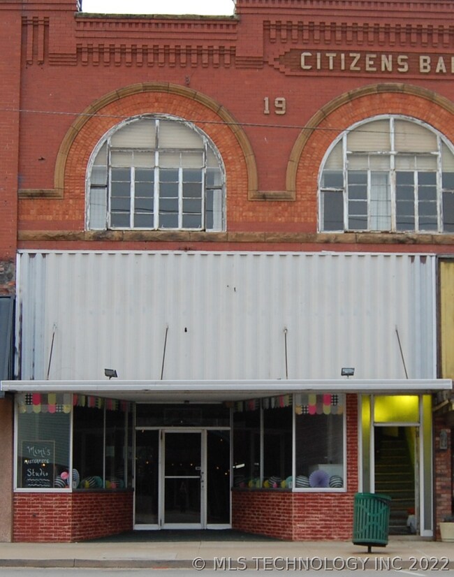 414 W Main St, Henryetta, OK 74437 - photo 2