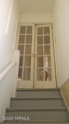 stairs to 2nd level