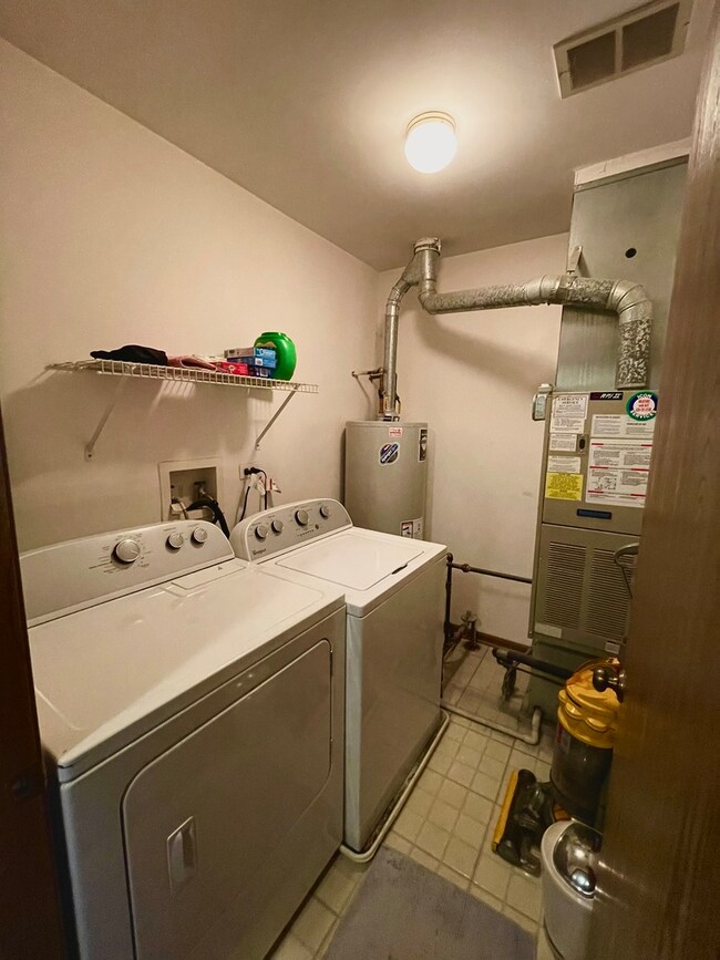 1882 Grove Ave unit 21B188, Schaumburg, IL 60193 - photo 4