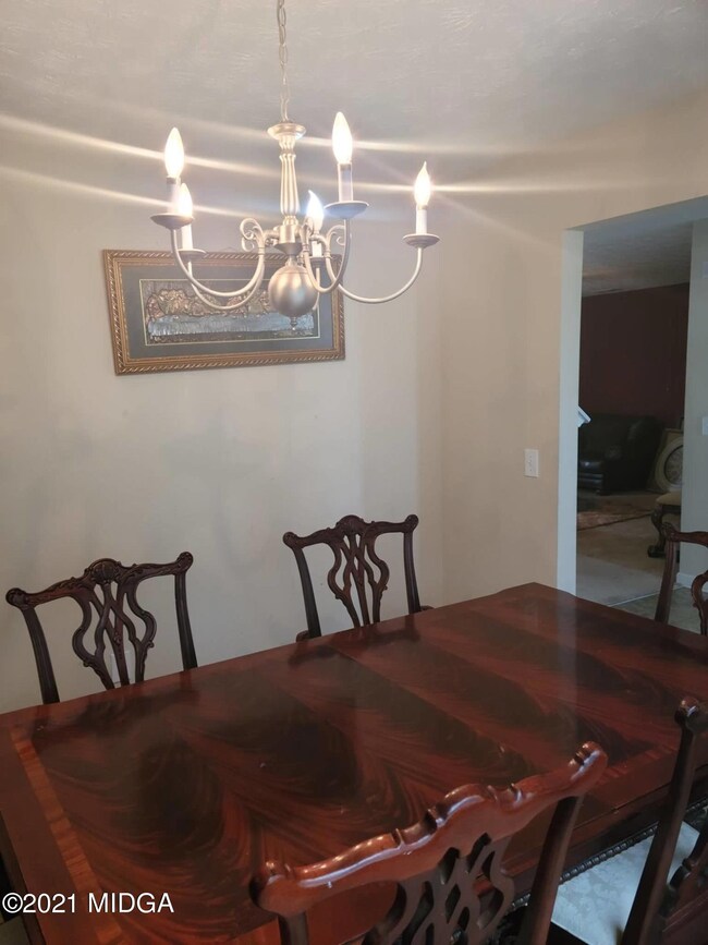 611 Crabapple dining