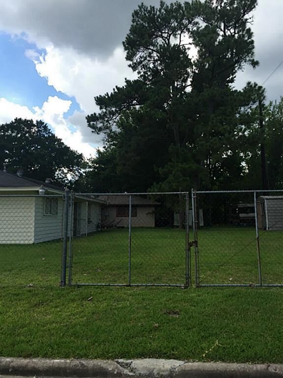 1402 W Donovan St, Houston, TX 77091 - photo 6