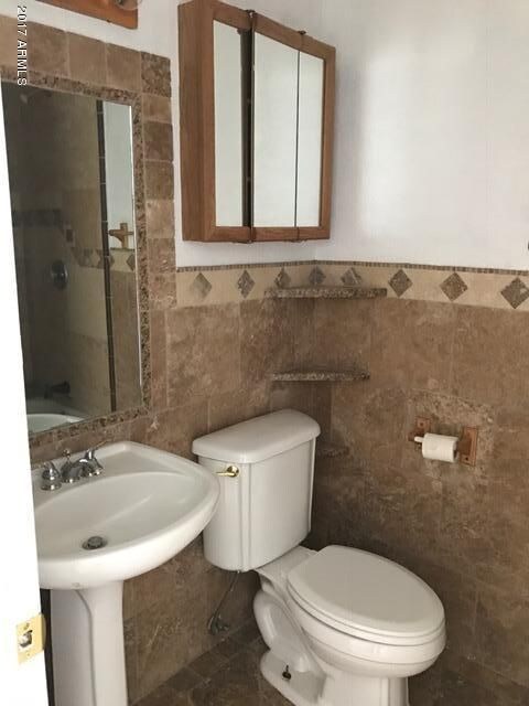 BARRY GUEST BATH
