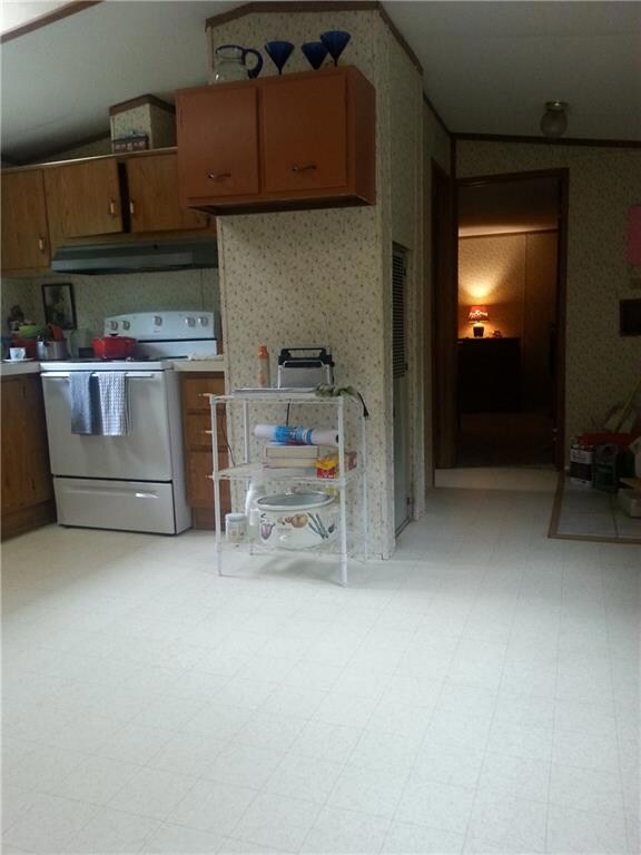 Tidy kitchen with plenty of space