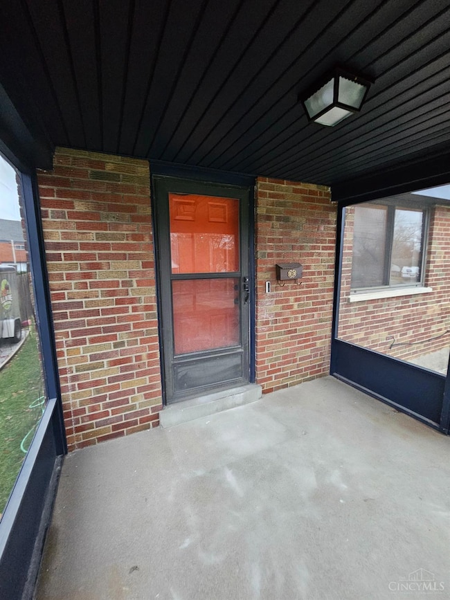 6024 Sunridge Dr, Cincinnati, OH 45224 - photo 3