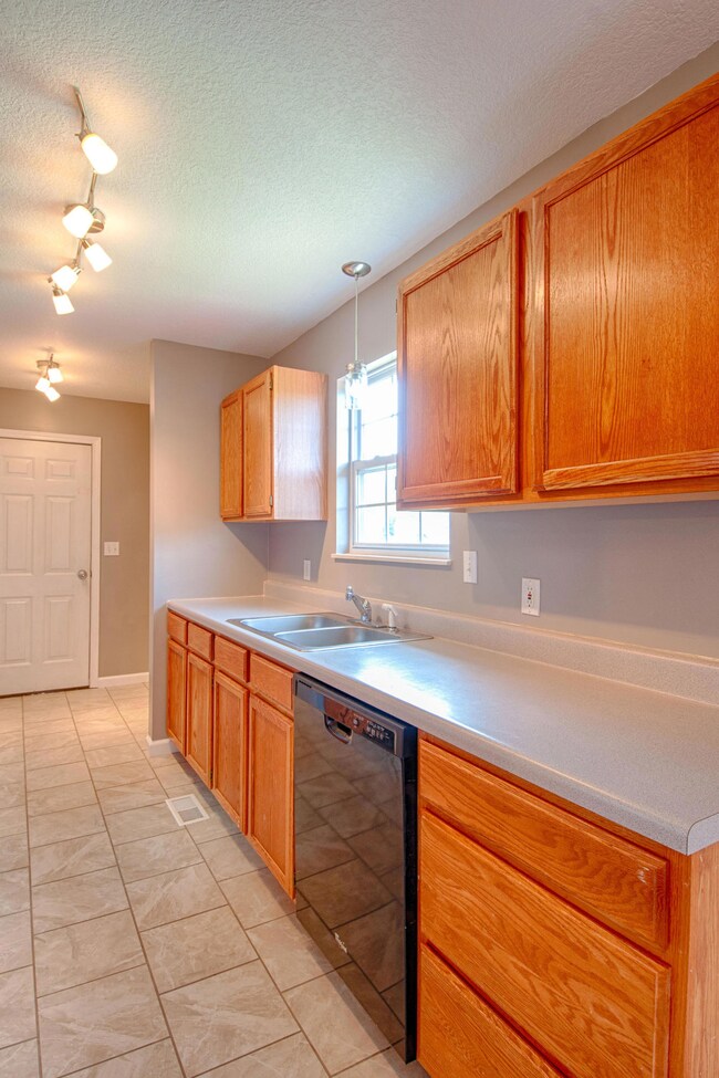 341 Bowers Park Cir, Knoxville, TN 37920 - photo 3