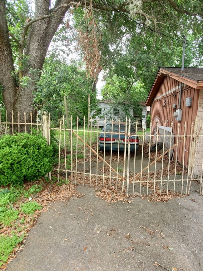 10434 Bretton Dr, Houston, TX 77016 - photo 7