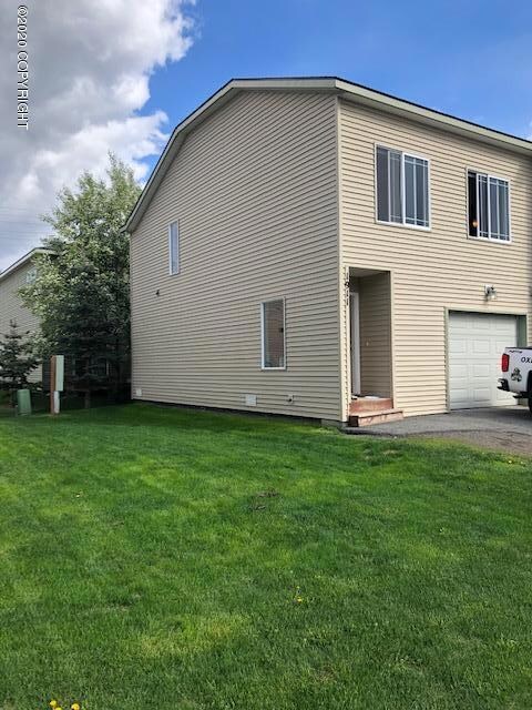 End Unit offers yard space