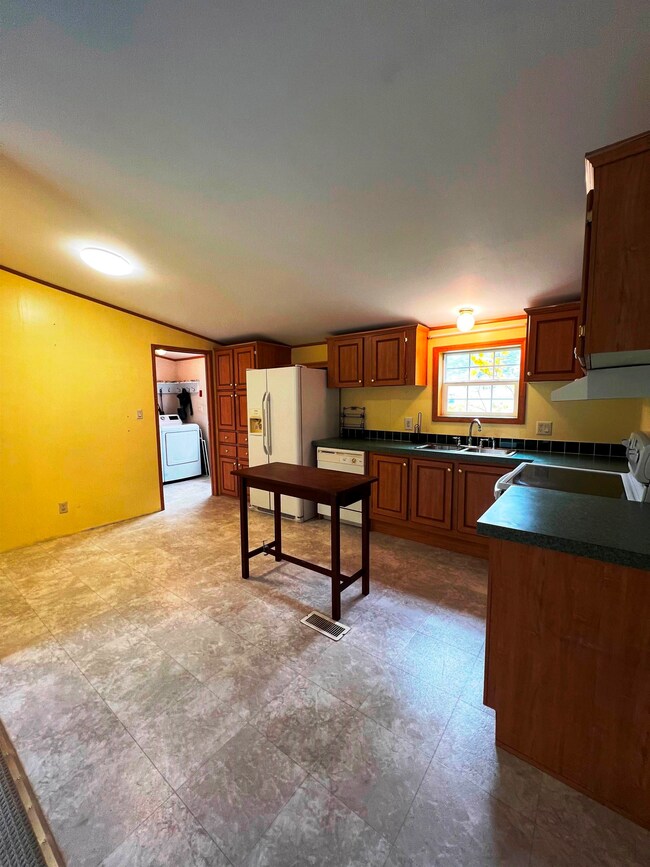 30 Noyes St, Bethlehem, NH 03574 - photo 6