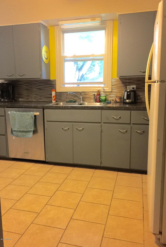 1373 Knapp St NE, Grand Rapids, MI 49505 - photo 7