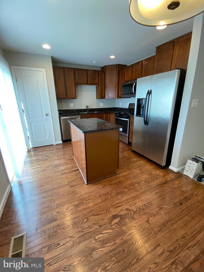 3067 Chinkapin Oak Ln unit 346, Woodbridge, VA 22191 - photo 2