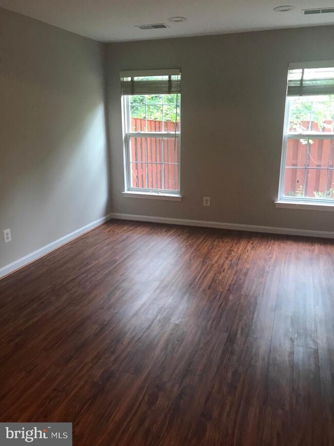 2529 Banshire Dr, Herndon, VA 20171 - photo 3